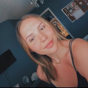 Meet your Posher, Alexis